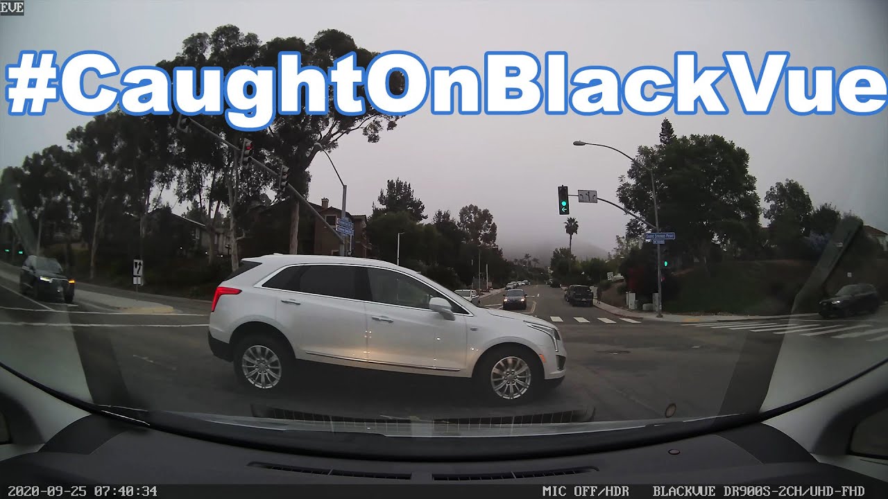 Red-Light-Runner-At-An-Intersection-CaughtOnBlackVue