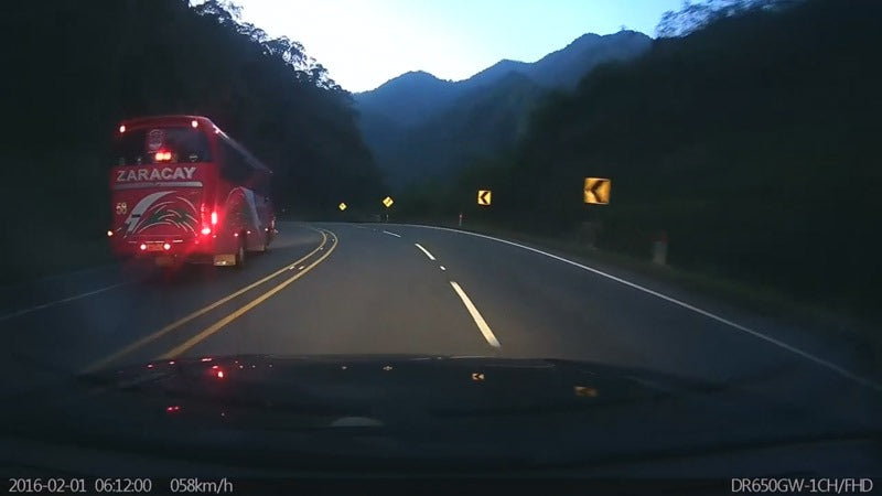 _facebook-ecuador-bus-against-traffic