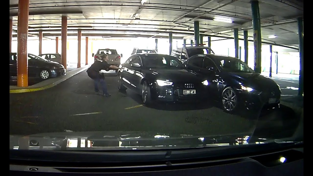 Gestohlener Audi und Verfolgung durch die Polizei, aufgenommen mit BlackVue Dashcam
