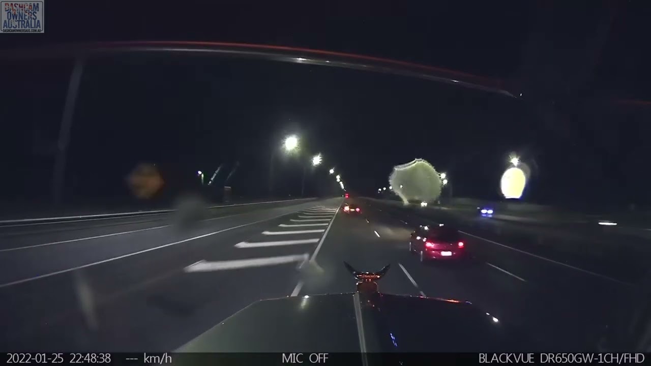 Toyota-Fahrer verliert die Kontrolle auf der Autobahn und stürzt ab