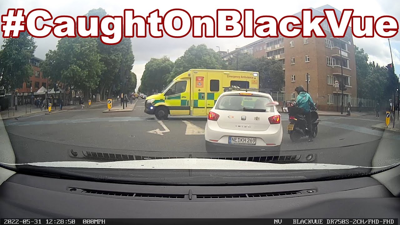 Kreuzungsunfall mit einem Motorrad #CaughtOnBlackVue