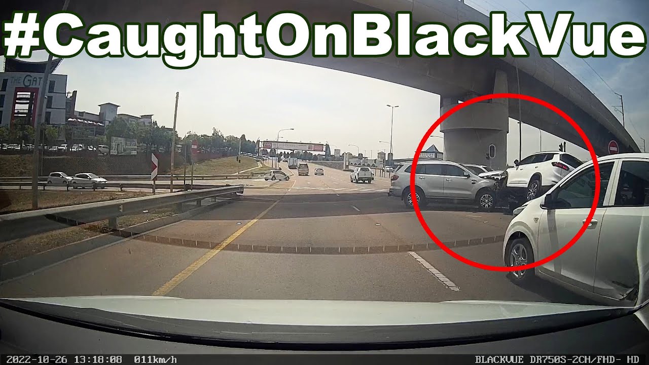 Kreuzungs-Crash, Auffahrunfall, aufgenommen mit Dash Cam #CaughtOnBlackVue