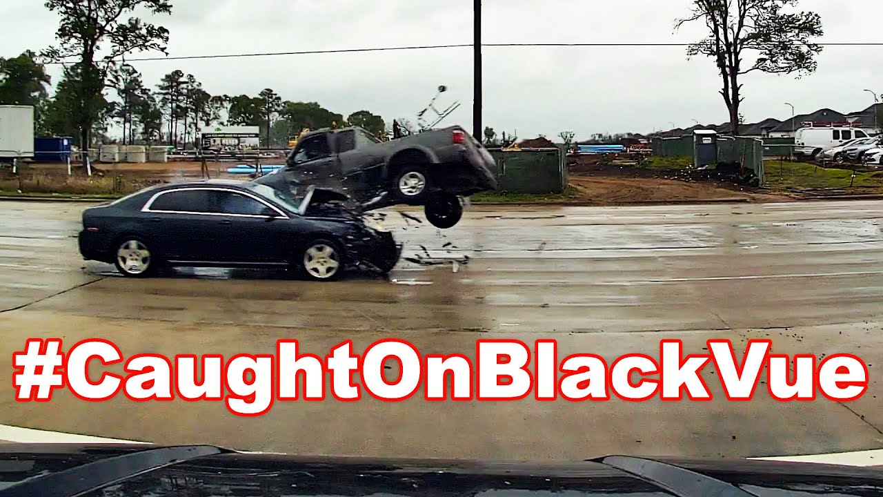 Schwerer Unfall an der Drei-Wege-Kreuzung #CaughtOnBlackVue