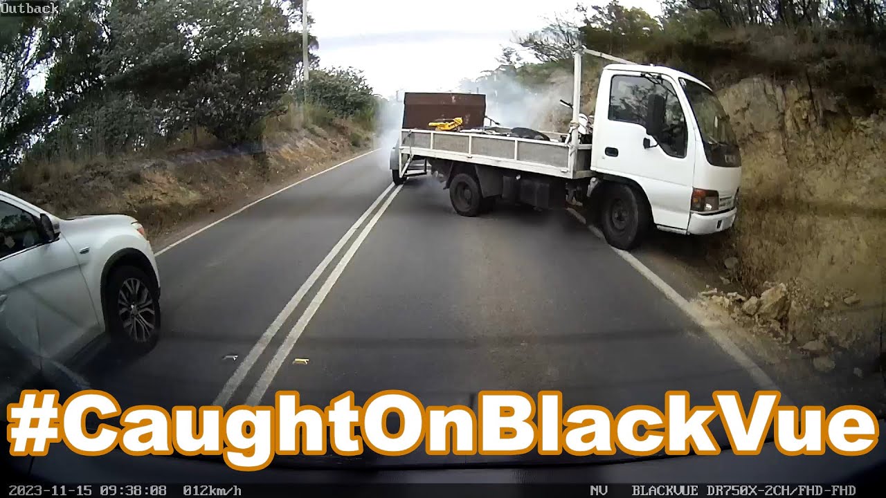 Auffahrunfall, LKW gerät auf der Straße ins Schleudern #CaughtOnBlackVue